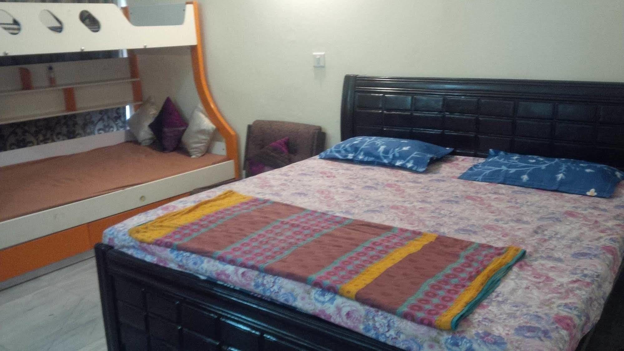 Maple Bed & Breakfast Hotel Noida Bagian luar foto